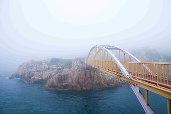 黄色吊桥海上岛屿风景建筑摄影图