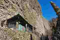 寺庙岩石墙壁建筑房屋场景摄影图