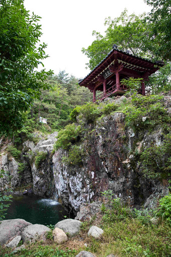 瀑布八角形的亭子古亭林间<strong>风景</strong>摄影图