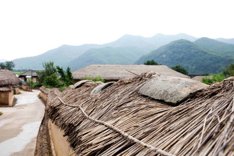 深山里的韩屋<strong>特色</strong>房顶茅草屋风景摄影图