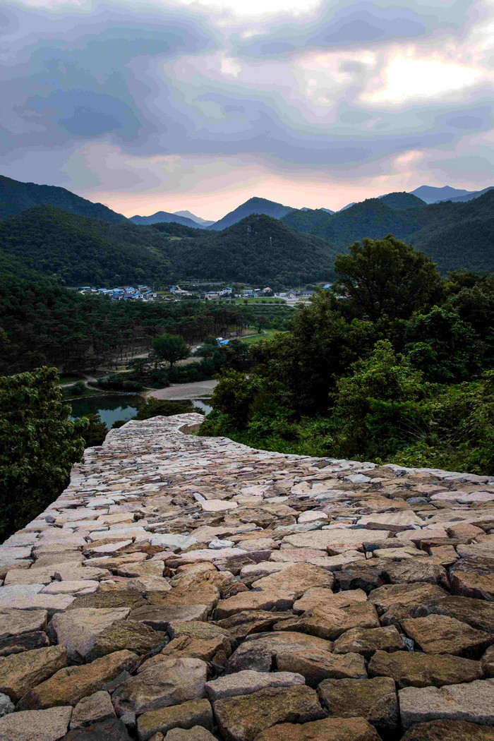 深山堡垒石头堆砌的路风景摄影图