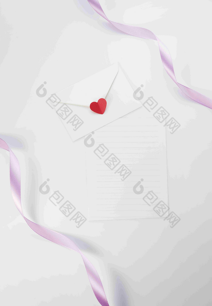 信封信纸丝带和爱心节日场景图