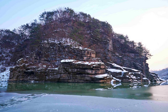 冬天户外结冰的<strong>水面夕阳</strong>风景图