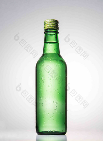 烧酒绿色啤酒瓶静物摄影图