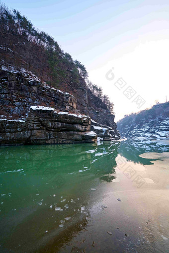 冬天户外结冰的水面风景竖图