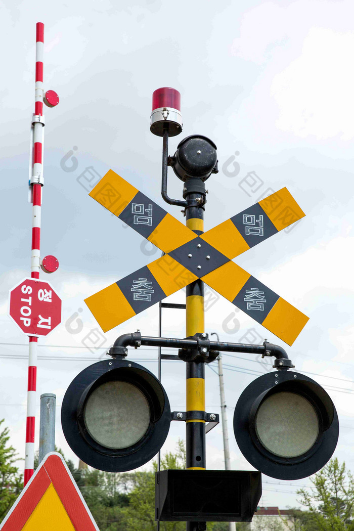 铁路路牌红绿灯黄牌特写摄影图