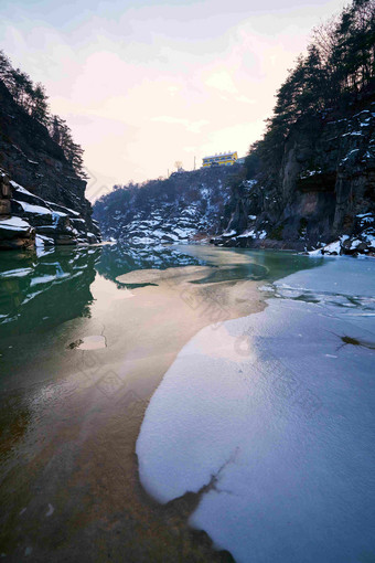 冬天户外结冰的水面自然风景