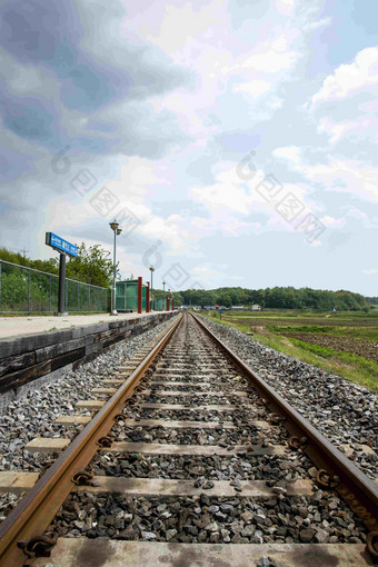 石头铁路铁轨火车站牌风景图图片