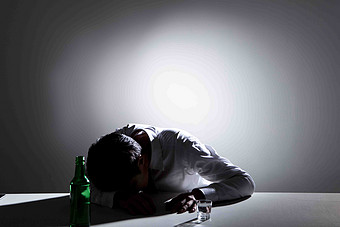 一个人孤独喝酒的照片图片