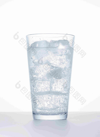 一杯夏季冰块冷饮冰饮料素材摄影图
