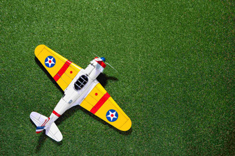 彩色飞机模型玩具场景摄影图