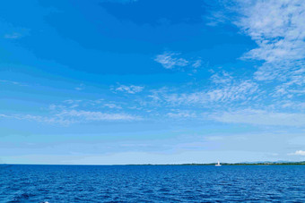 斐济岛蔚蓝的大海深蓝天空<strong>背景</strong>摄影图