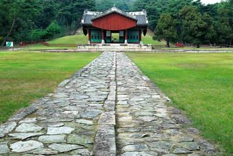 朝鲜王陵前一条石块路