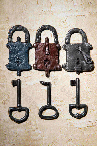 彩色老式钥匙门锁配套锁具摆拍图