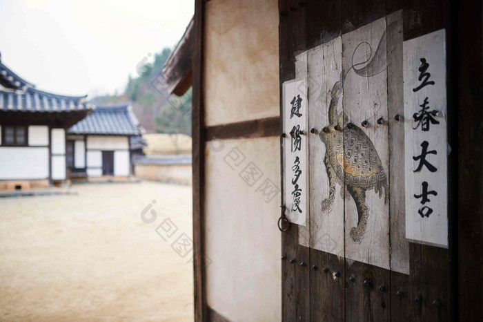 韩国建筑老海报门神习俗摄影图