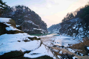 冬天户外<strong>结冰</strong>积雪的户外风景