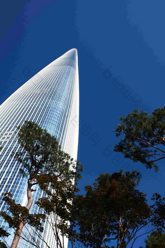 一座现代化的高楼大厦仰拍视角