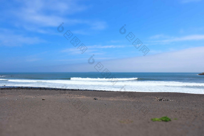 蓝色天空蔚蓝大海海洋风景摄影图