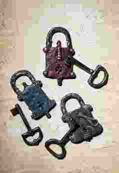 蓝红黑色锁具钥匙门锁配套摄影图