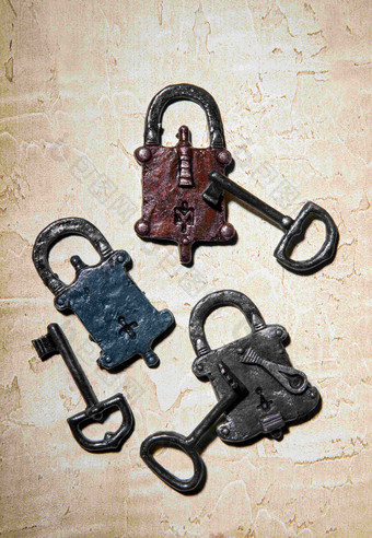 蓝红黑色锁具钥匙门锁配套摄影图