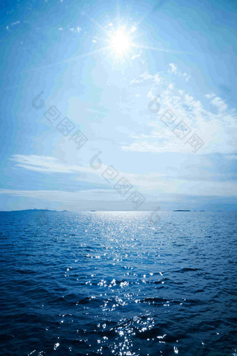 斐济岛蔚蓝色的波光粼粼的大海风景图