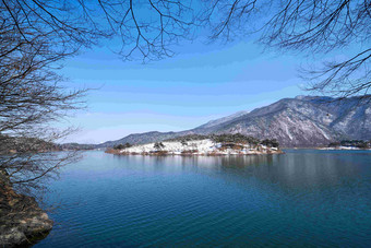旅游打卡蓝色蔚蓝湖面摄影图