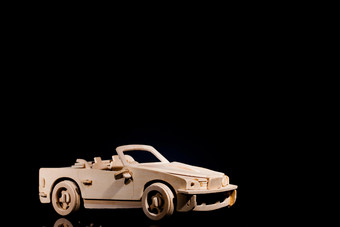 黑色的背景木头汽车玩具摄影图