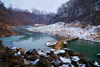 冬天户外结冰积雪的桥面风景