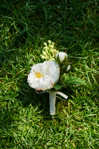 花束婚姻丝带草坪上摄影图