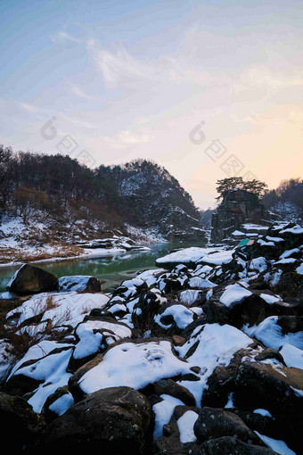 冬天户外结冰积雪的岩石堆