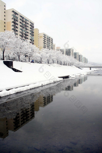 流水公寓雪景