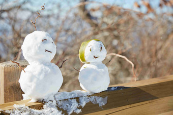 雪人冬天雪景两个<strong>可爱的</strong>雪人场景