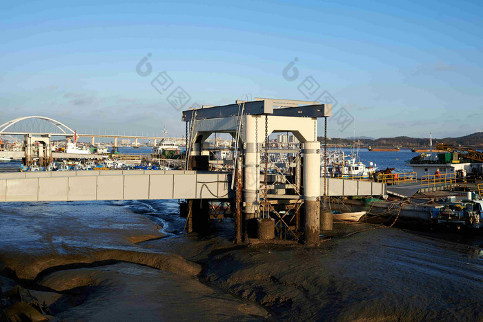着陆阶段港口船石桥景观摄影图