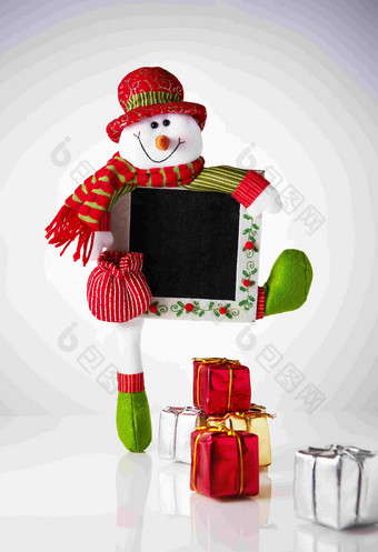 圣诞节娃娃绿色雪人广告场景摄影图
