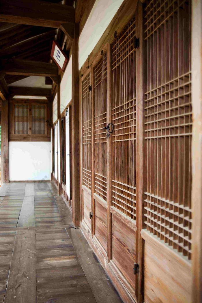 韩国特色房屋走廊木质门角度特写照