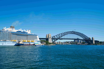 悉尼港口河天桥远观摄影图