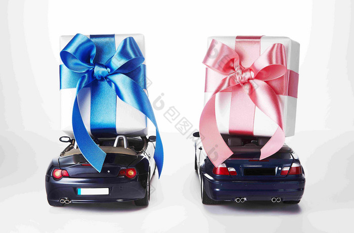 红色蓝色丝带礼物盒汽车摄影图