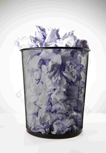 废弃纸篓浪费纸团场景摄影图