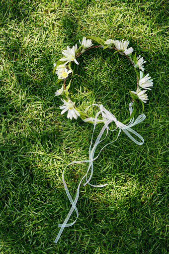 白色花环丝带温馨场景摄影图