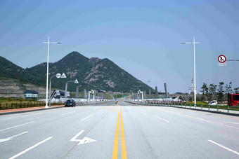 山区公路现代建筑场景摄影图