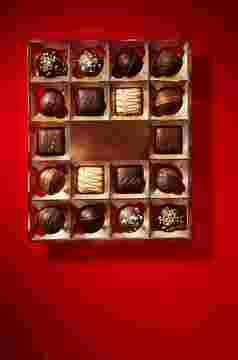 红色背景巧克力礼物盒静物摄影图