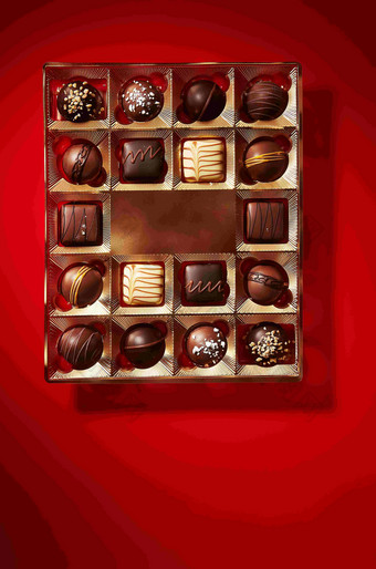 红色背景巧克力礼物盒静物摄影图