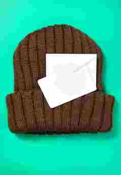 棕色的冬天毛线帽子静物摄影图
