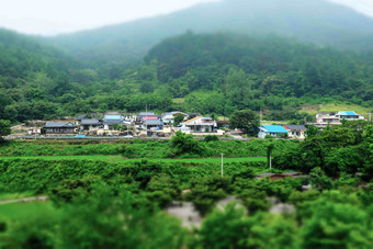 隐藏在山区<strong>林区</strong>村落建筑群实景摄影图