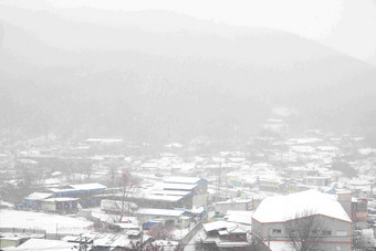 下雪天<strong>白茫茫</strong>的大雪积满了屋顶