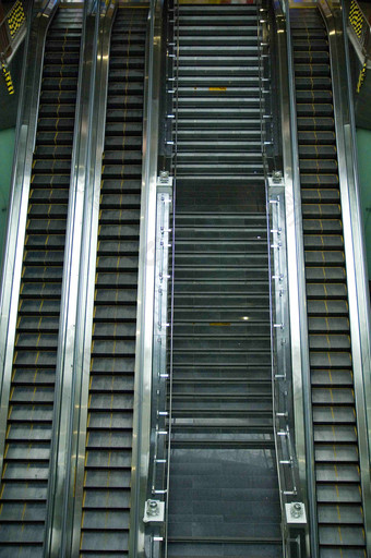 韩国高铁站自动扶梯电梯摄影图