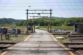 铁路穿越运输栅栏场景摄影图