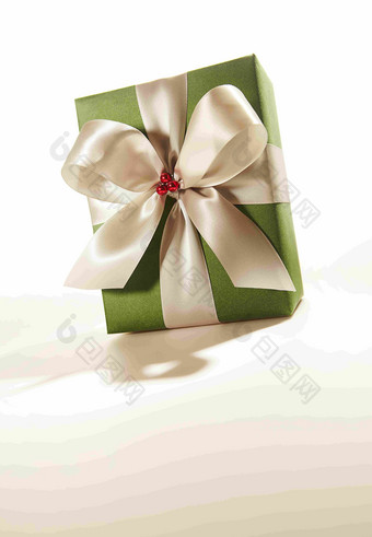 绿色礼物盒包装白色丝带场景图