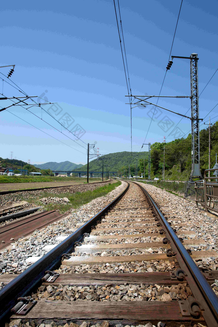 铁路交通深山田野风景摄影图