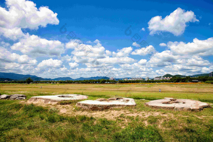 晴朗的天空蓝天白云草地公园摄影图